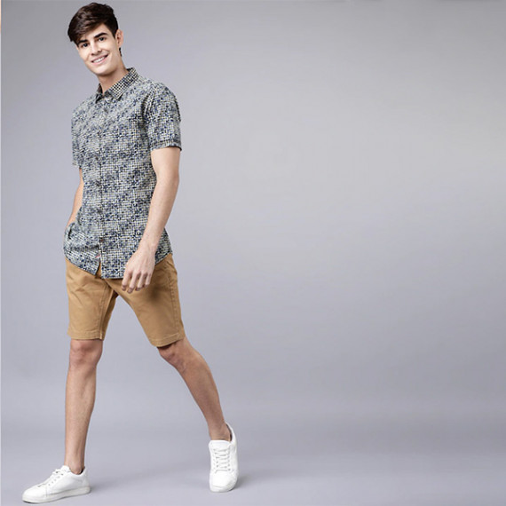 https://www.shop-ally.in/products/men-khaki-solid-slim-fit-regular-shorts